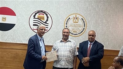وكيل وزارة التربية والتعليم بقنا يكرّم القيادات التعليمية تقديرًا لجهودهم 