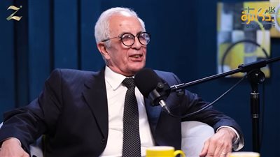 هل أصبحت كليات الطب طريقًا مختصرًا للهجرة؟.. أستاذ بالقصر العيني يجيب
