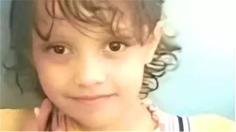 الطفلة قمر 