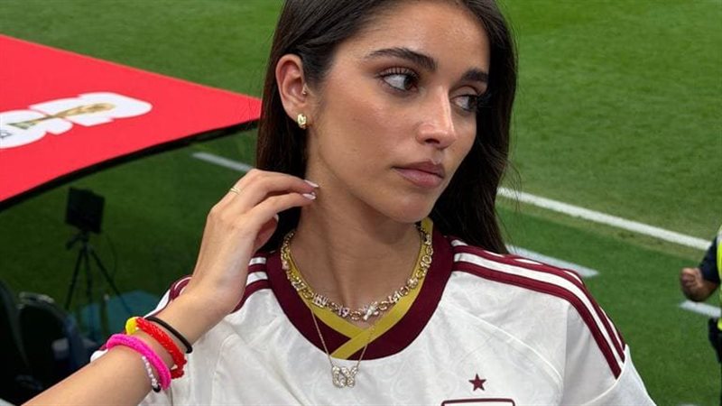 عقد لاميل يامال