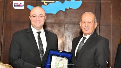 محافظ الفيوم يُكرّم سكرتير عام المحافظة لبلوغه السن القانونية للمعاش