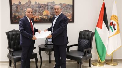 مصر تدعو لحماية غزة والضفة.. تفاصيل لقاء السفير المصري وحسين الشيخ