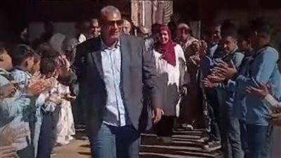 رحت أكرمهم.. كرموني.. موجه عام التربية الرياضية بالأقصر يفاجأ بممر شرفي 