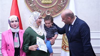 وزير العمل يسلم ماكينات خياطة للمعيلات بالمنوفية وأسيوط لتمكينهن اقتصاديًا