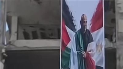 أهالي فلسطين يرفعون صورة حسام حسن فوق الأنقاض في مشهد مؤثر