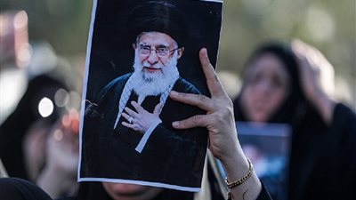 إيران تستعد لدفن خامنئي وسط حشود ضخمة وتساؤلات حول خليفته