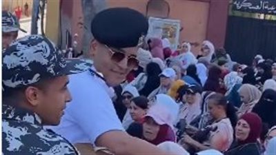 في عز الحر وقلق الامتحانات.. ضابط شرطة يتحول لحديث السوشيال بلفتة إنسانية
