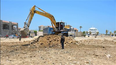 إنشاء ساحة انتظار سيارات ومنطقة لاند سكيب وأماكن جلوس بأرض النجيلة ببورسعيد