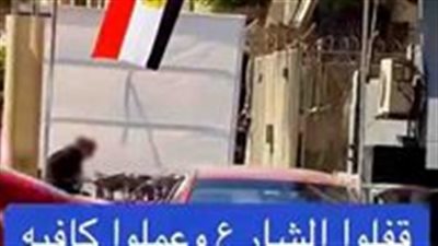 أعاق حركة المارة.. ضبط صاحب مقهي لقيامه بإفتراش الرصيف بالكراسي بالجيزة 