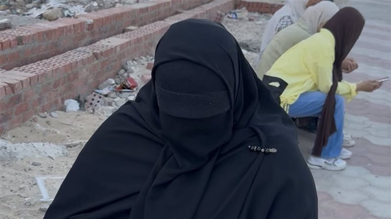 بالدعاء وتلاوة القرآن..