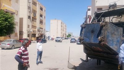 حي عتاقة يواصل حملات النظافة بمدينة النهضة ويتابع انتظام خطوط سير المكبس 