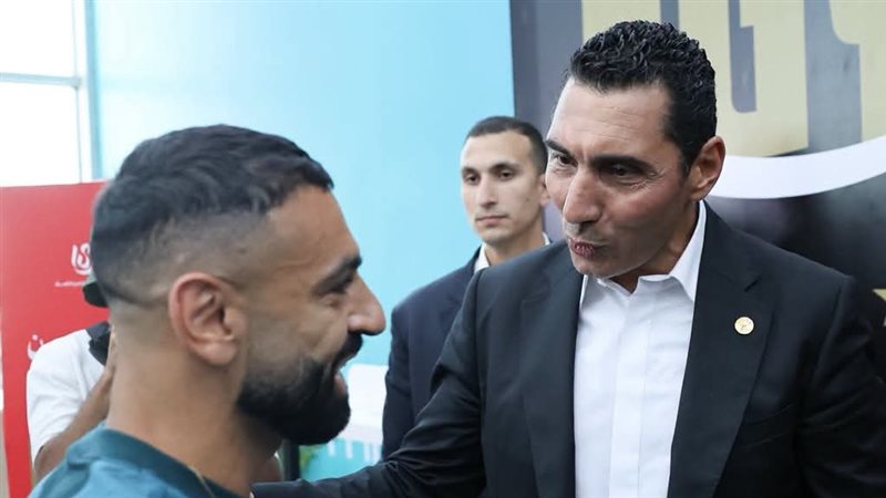 وزير الشباب والرياضة مع محمد صلاح