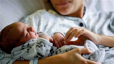 إعادة رضيعة إلى والدتها بعد ضبط متهمين باحتجازها لابتزاز الأم في أكتوبر