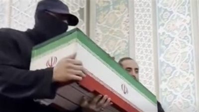 إيران تكشف هوية الملثم الذي أثار الجدل بجنازة خامنئي.. هل هو مجتبى؟