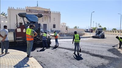 تنفيذًا لتوجيهات محافظ جنوب سيناء مواصلة أعمال رصف الطرق في نوبيع | صور