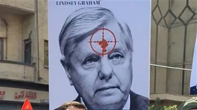 بعد ظهور ملصقات تهدد باغتياله في طهران.. هل قتلت إيران ليندسي جراهام؟
