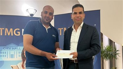 تسليم مكافأة هشام طلعت مصطفى لعامل الدليفري عبد الرحيم عماد الدين