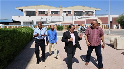 رئيس جامعة قنا يتابع تركيب البرجولات بساحة كلية الآداب