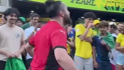 ميسي الغلابة.. شاب مصري يخطف الأضواء في شوارع أمريكا بمهاراته في الكرة