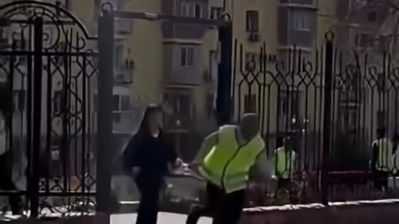 بيجري علشان ينقذ