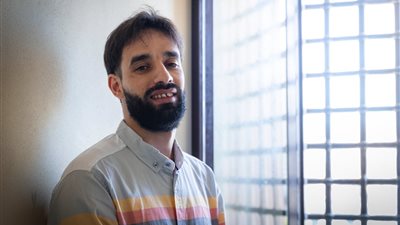 شاب ليبي يحكم عليه بالسجن 30 عام لتوزيعه الماء على قارب.. ما القصة