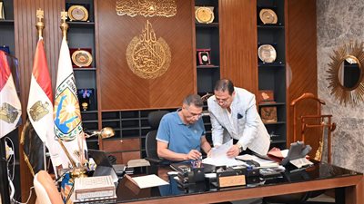 محافظ جنوب سيناء يعتمد 26 عقدًا لتقنين أوضاع لأهالي مدينة دهب