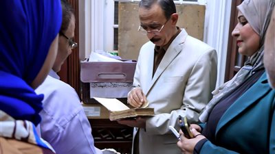 محافظ سوهاج يتفقد مكتبة رفاعة الطهطاوي ويوجه بدراسة رقمنة المكتبة 