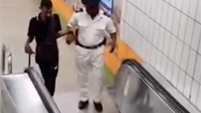 جبر الخواطر.. امين شرطة يساعد شابا من ذوي الهمم داخل المترو