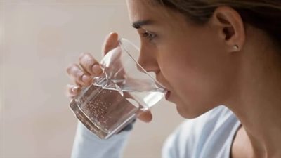 لماذا تشعر بالعطش باستمرار رغم شرب الماء؟ أسباب قد تكشف مشكلات صحية