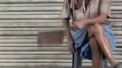 فقد عقله لكنه لم يفقد إنسانيته.. مسن يلاعب كلب شارع بحنان