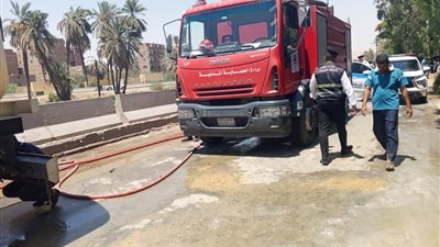 السيطرة على حريق شاحنة محملة بـ48 طنًا من المواد البترولية في سوهاج