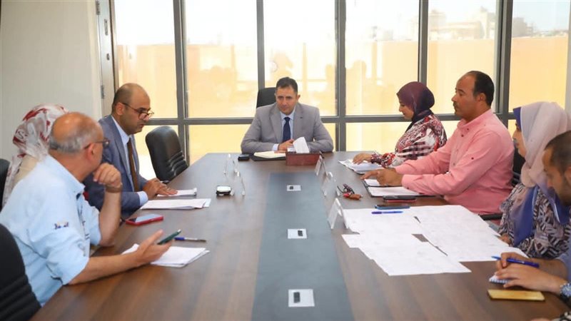 محافظ دمياط يناقش