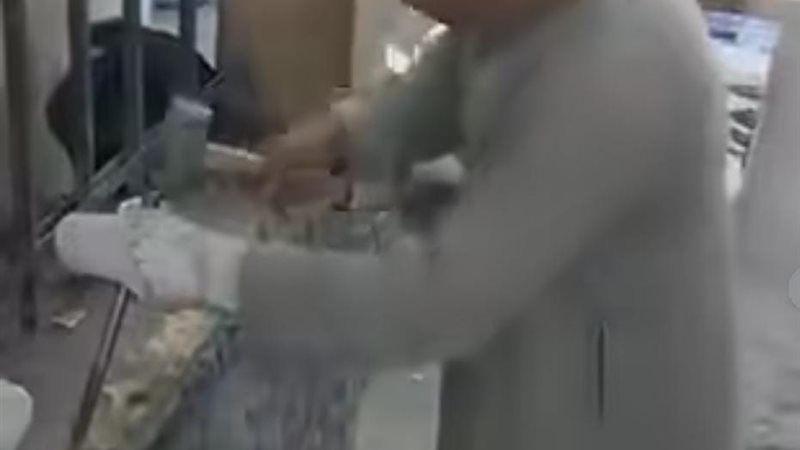 مسن يقوم باتلاف المرافق