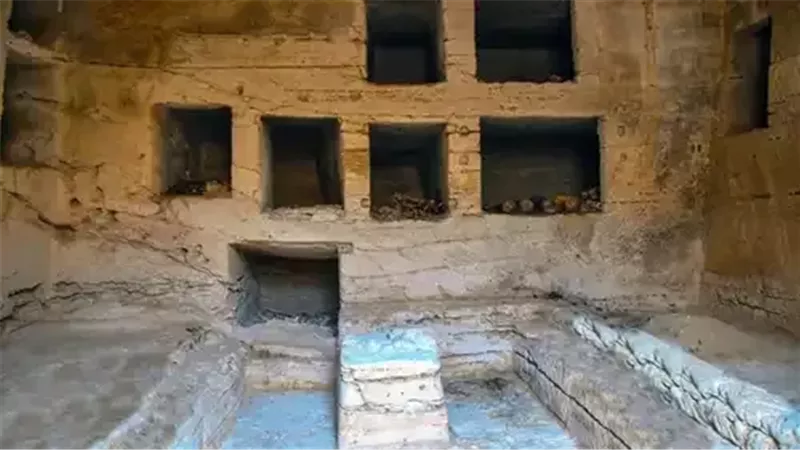 جانب من المقبرة
