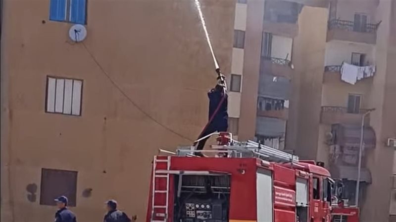 جانب من إطفاء الحريق