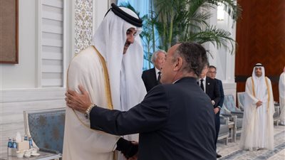 نبيل فهمي يقدم واجب العزاء لأمير قطر فى وفاة والده