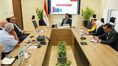 الاستثمار يبحث مع مجلس الملابس الجاهزة تعميق التصنيع لزيادة الصادرات