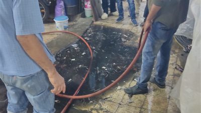 استجابة لشكاوى المواطنين.. حي الأربعين بالسويس ينهي أزمة انسداد الصرف الصحي 