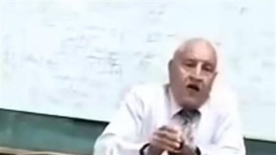 دكتور بأزهر أسيوط يقلد الشيخ الطبلاوي داخل محاضرة ويخطف الأنظار بشدة