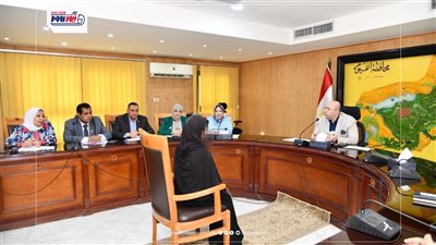 محافظ الفيوم يوجه بتوفير معاش لأرملة من الأولى بالرعاية ومشروع لسيدة معيلة