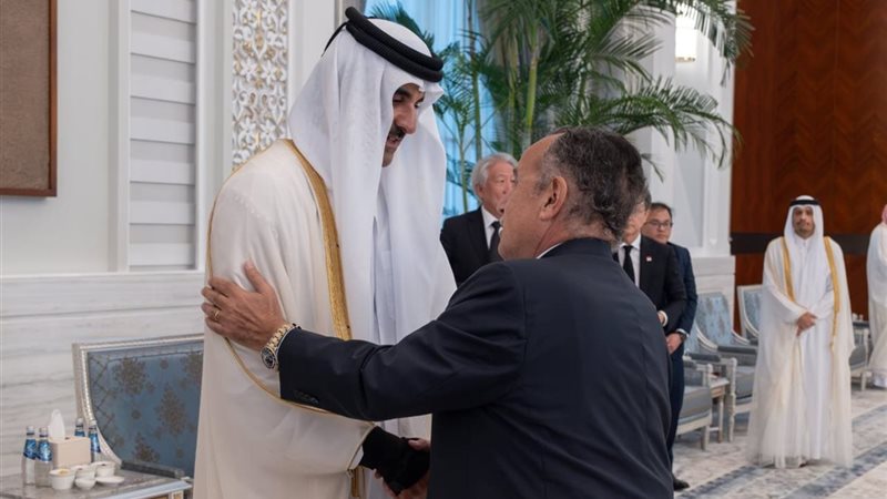 نبيل فهمي يقدم العزاء