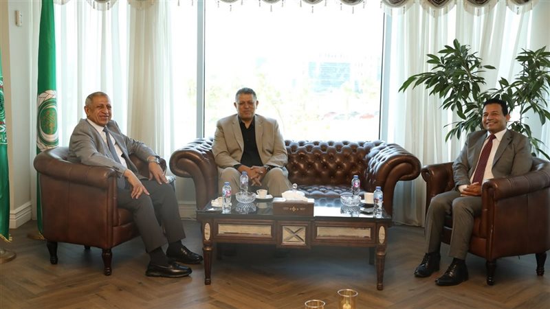 خالد فتحي يجتمع مع