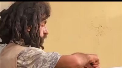 فيديو لشاب مشرّد يتناول الطعام بالشوكة يثير الجدل والتعاطف الواسع