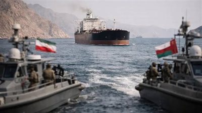رويترز: السفن ترفض عبور مضيق هرمز تحت إشراف الجيش الأمريكي بعد الهجمات