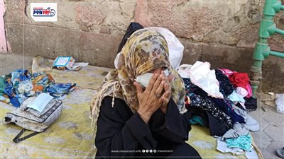 «مش عايزة غير مكان أعيش فيه».. سيدة وصغارها الـ5 يفترشون الشارع بالفيوم
