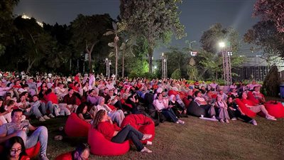 مصريون يشجعون إنجلترا ضد الأرجنتين داخل السفارة البريطانية بالقاهرة 