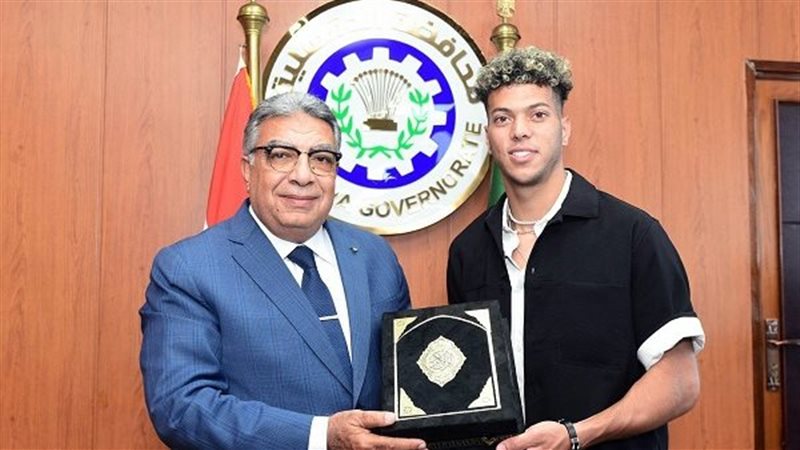 إمام عاشور مع محافظ