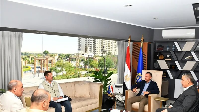 محافظ أسوان يلتقي