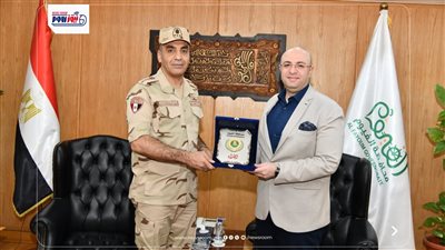 محافظ الفيوم يكرم المستشار العسكري السابق للمحافظة