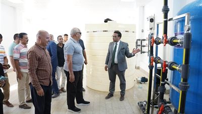 محافظ مطروح يتفقد محطة المياه بالكيلو 4 ويوجه بضبط أسعار مياه الشرب للمواطنين
